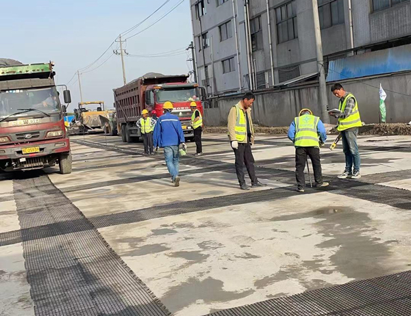 丰满老材料的新故事：玻璃纤维土工格栅如何在‘白改黑’浪潮中重获新生？
